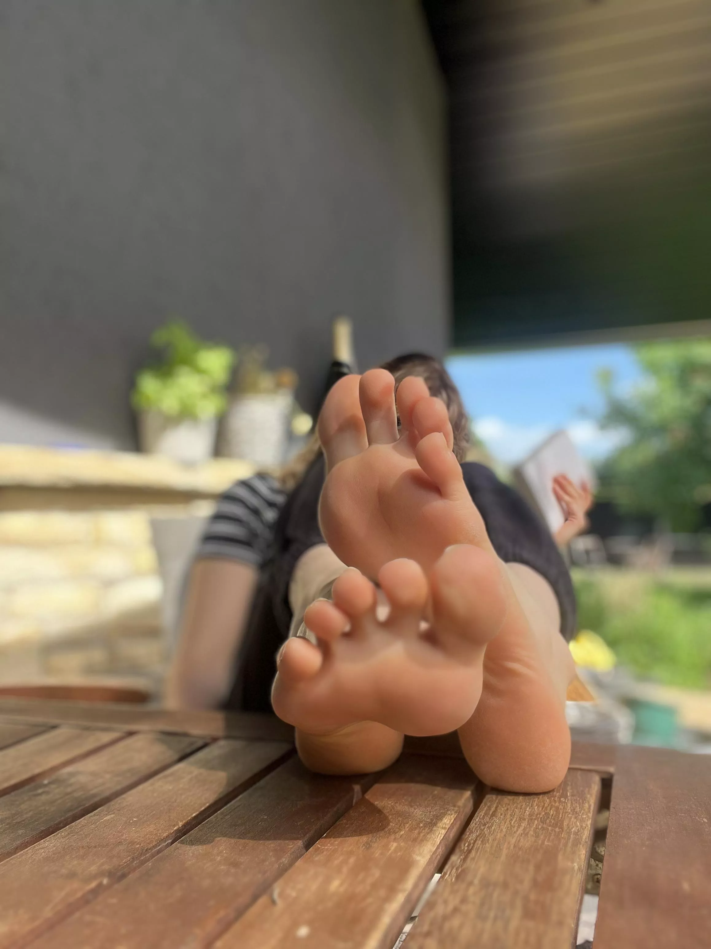 Perfect weather for being barefoot, don‘t you think?!👀👑