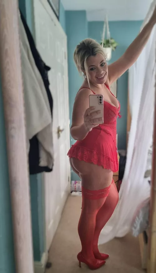 39 y/o momma in red