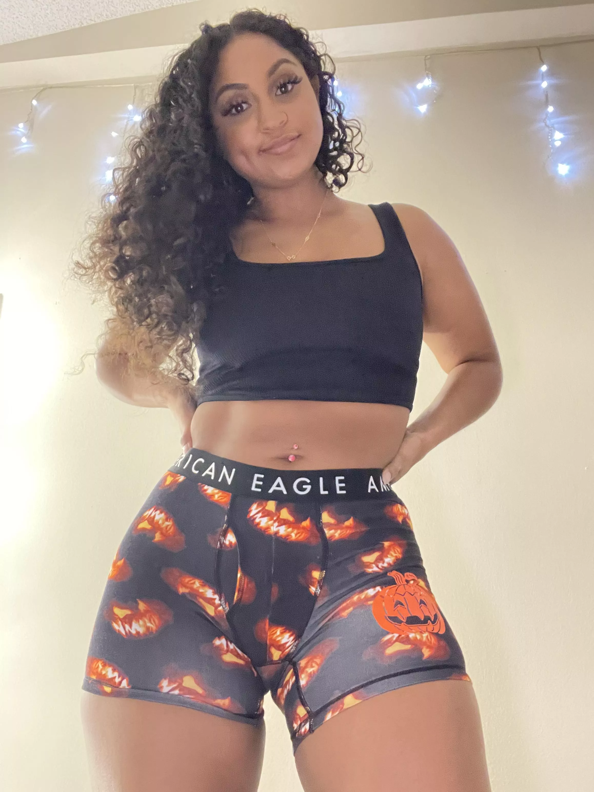 I'm that chick with curvy waist. 