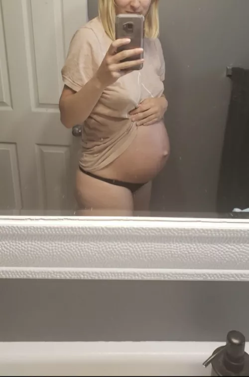 Perfect belly button on my pregnant belly!