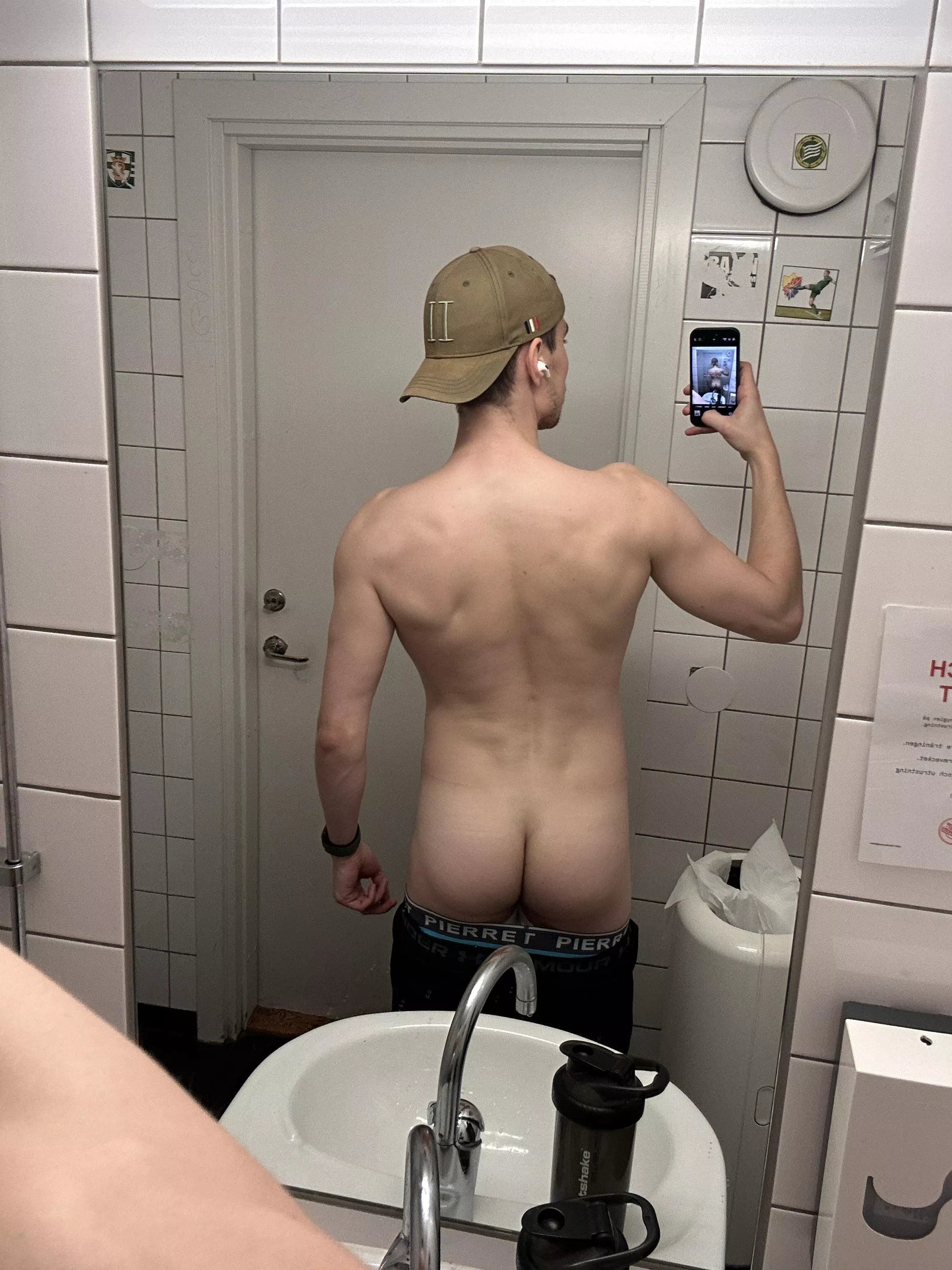 Who’s into a freshly trained butt? 😏