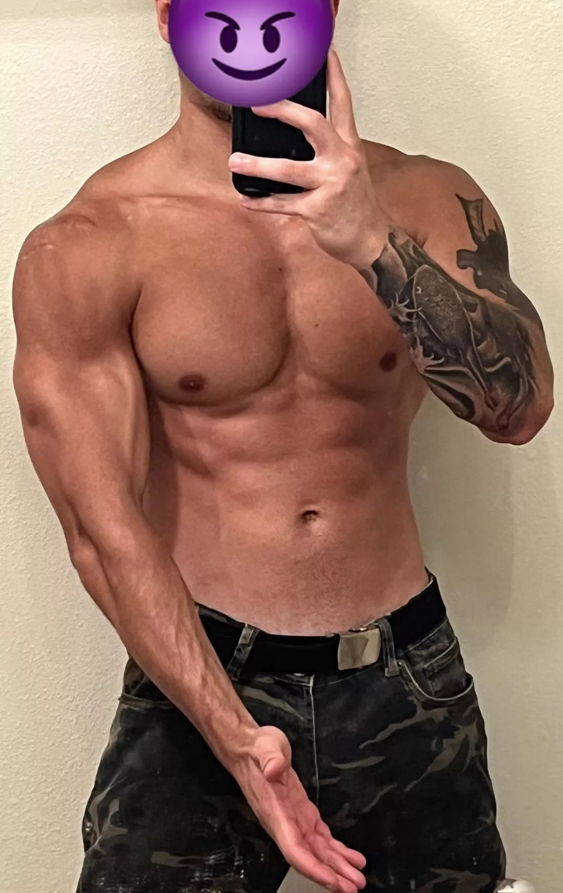 [23] Long day out in the hot sun got my 6’3 217lb body skin sun kissed 😈😘