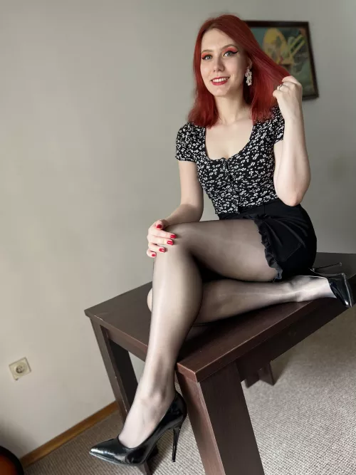 Black shiny pantyhose 