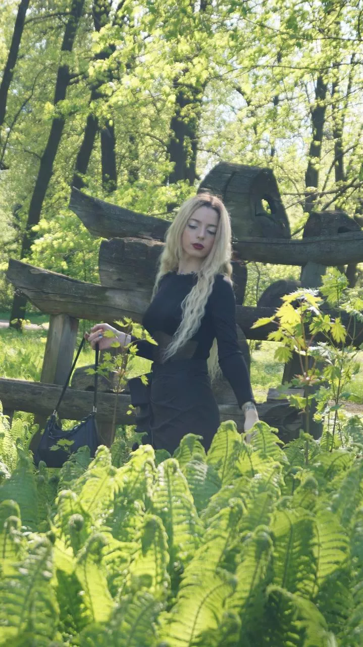 You can't imagine how delicious my long hair smells