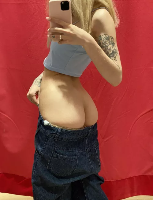 A thin waist and a delicious ass, it's a dream