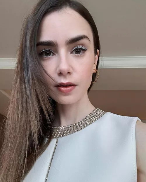 Lily Collins 