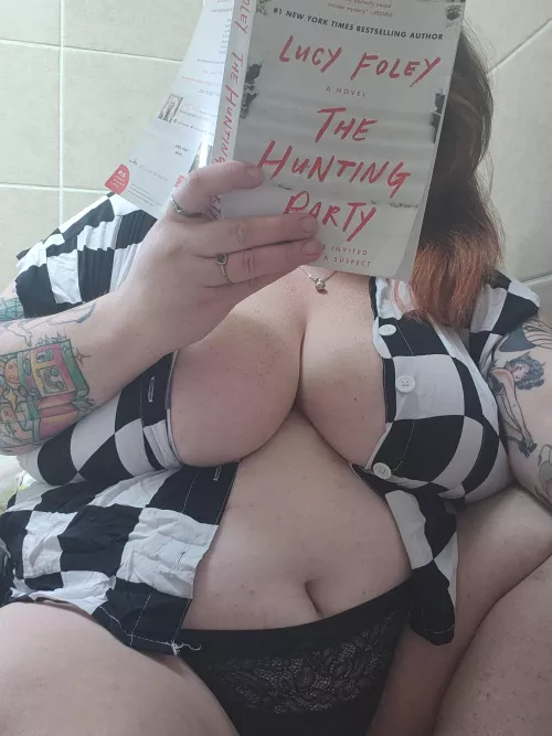 Reading in the tub 🛁 📖