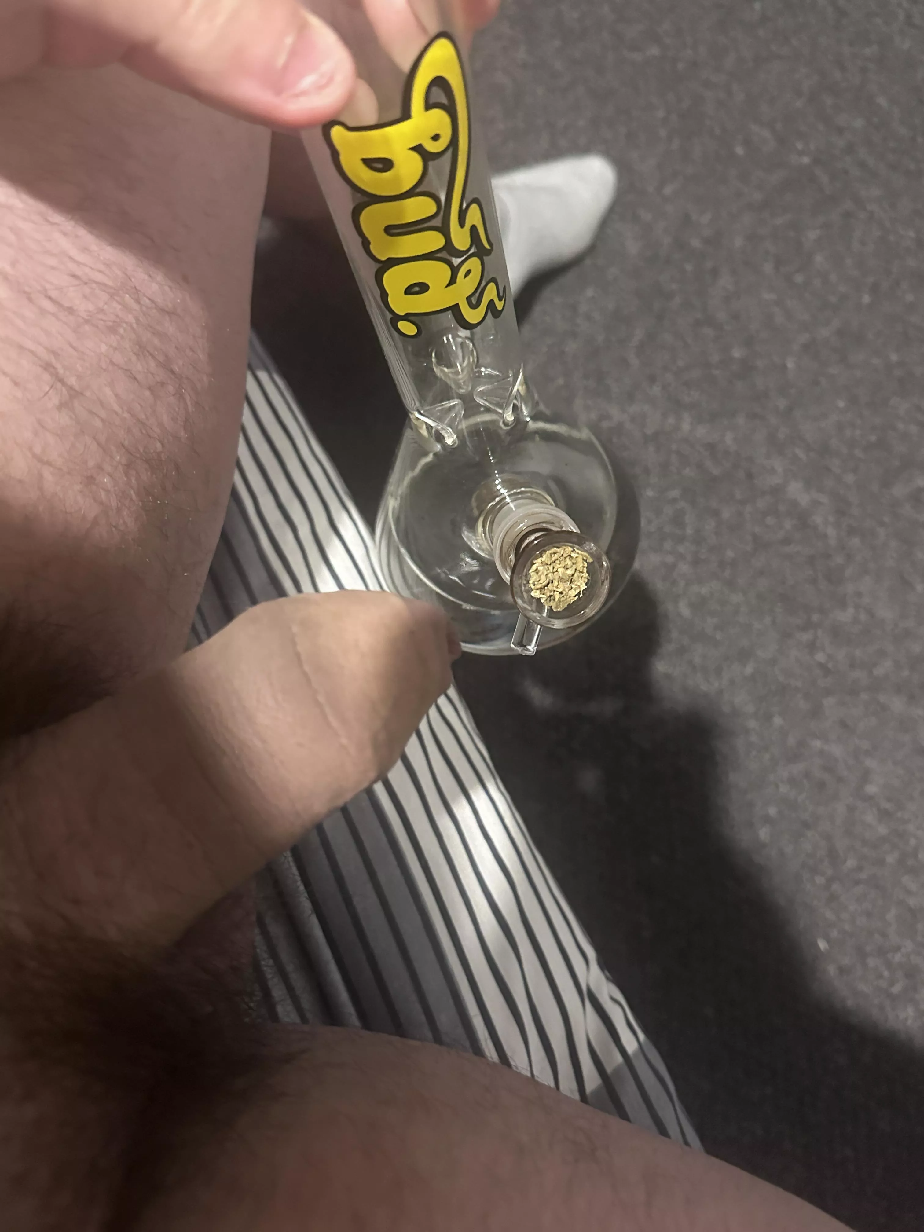 Time for a naked bong rip (m)
