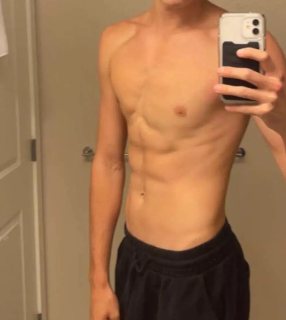 18 bi fit; add me if fit and around the same age ;) snap:mikex204