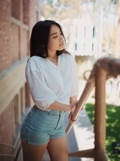 any actresses (amateur and professional) with the same build as this girl? or JAVs where the actress wears short jeans like this?