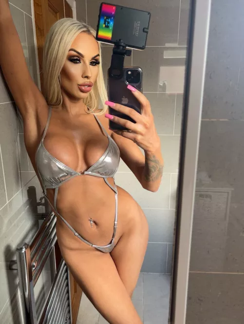 Your bimbo queen is here