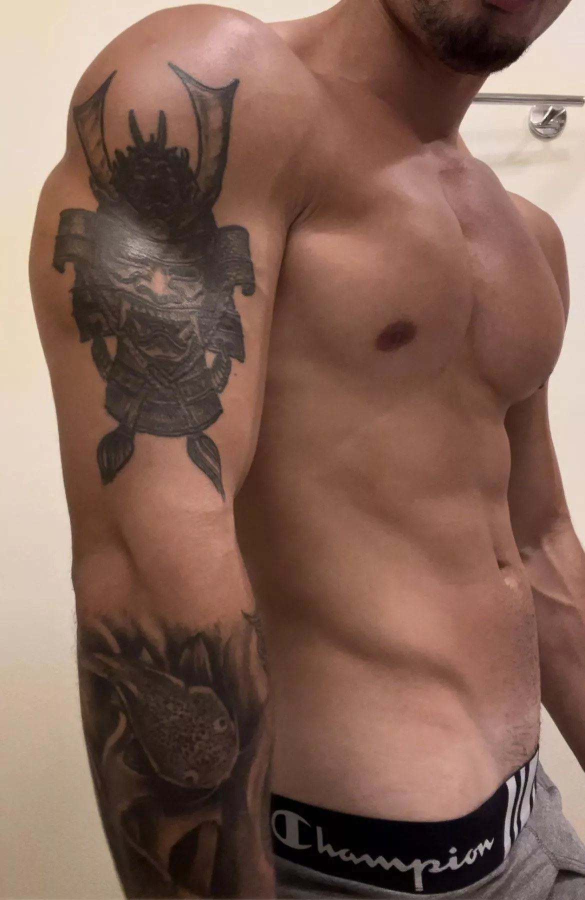 Dick root check at 6’3 217lbs 😁💪🏽