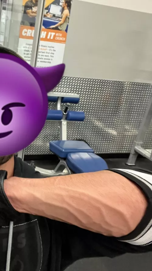Forearms are super duper pumped and strong 😈😈 They’d easily lift you high in the air!