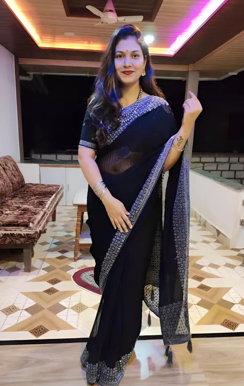 Im wearing black sarree which things u watching in pic