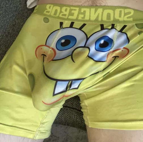 Who lives in a pineapple under the sea? (23)