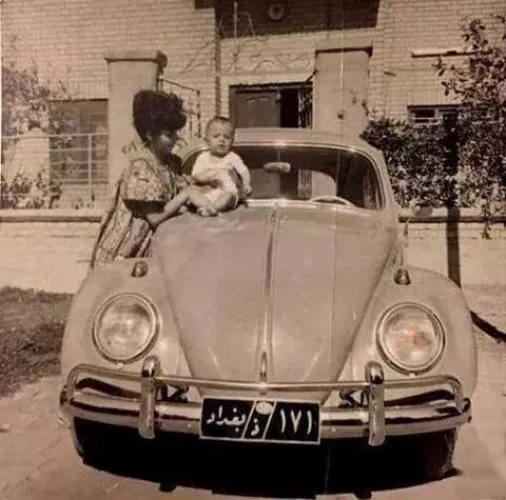 A picture of an Iraqi family in the Alawiya area of ​​Baghdad in the 1960s
