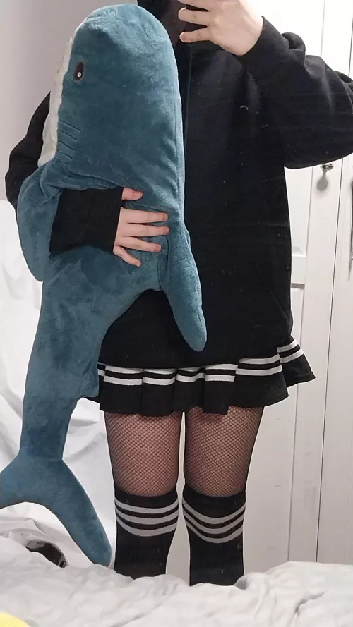 Every femboy needs his big sharky>:3
