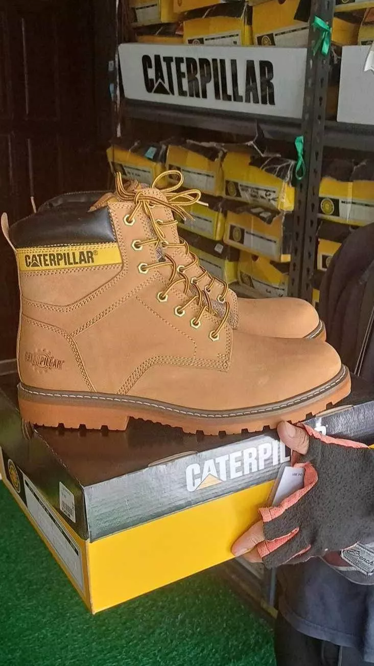 Help with identifying these boots?