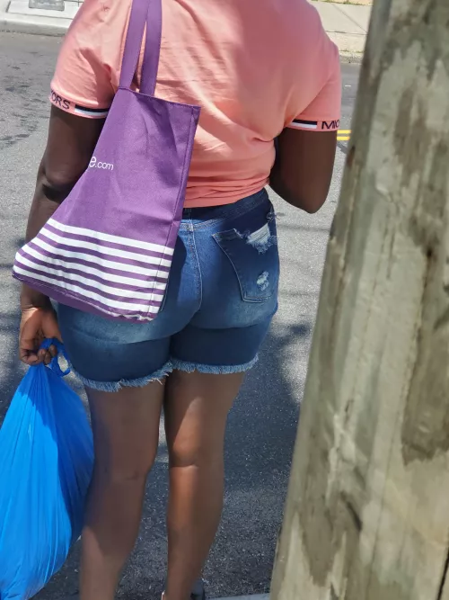 Round booty in denim shorts