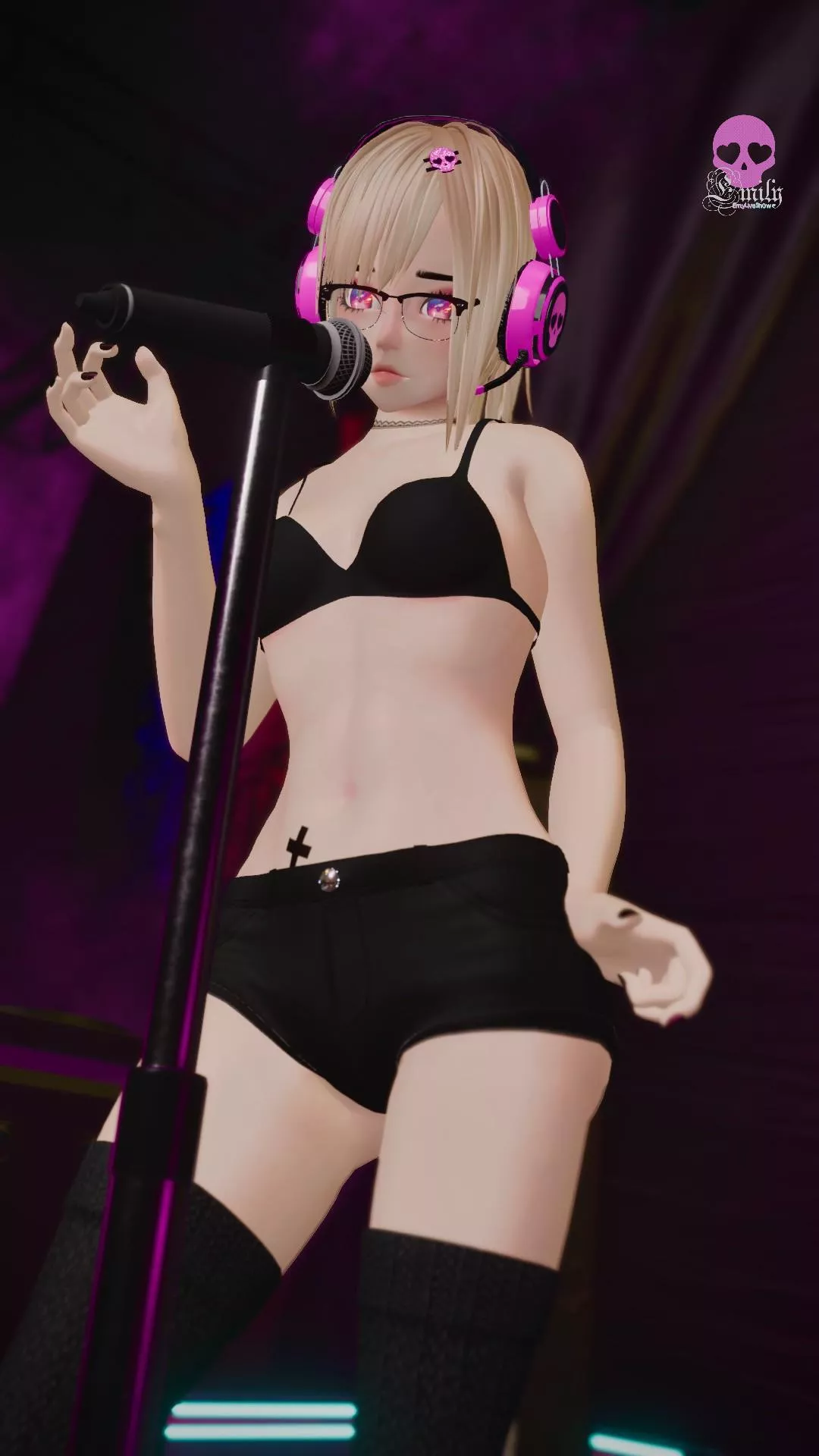 Show time? https://chaturbate.com/emyliveshow