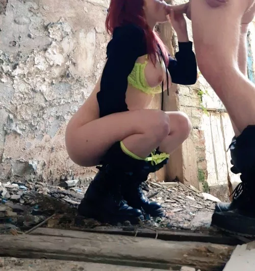 Had some fun in this abandoned house right next to a busy public road 👅
