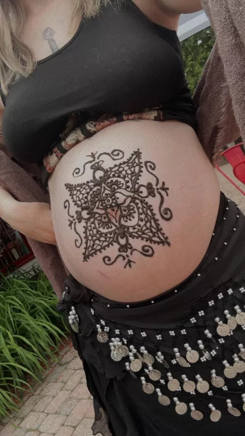 Henna belly