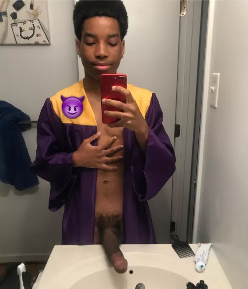 Just graduated from big dick university📚🎓