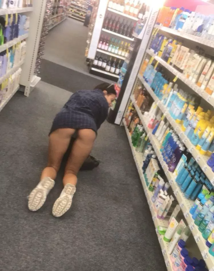 You walk down an aisle & see me browsing like this….wyd next?