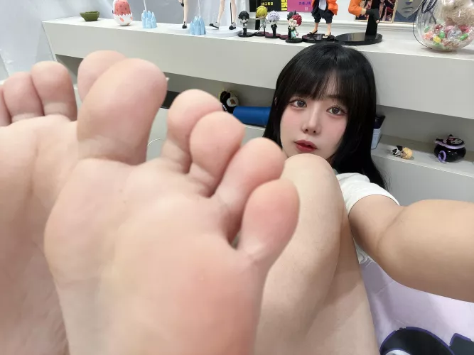 If you were my boyfriend how often would you suck my toes ?[oc]