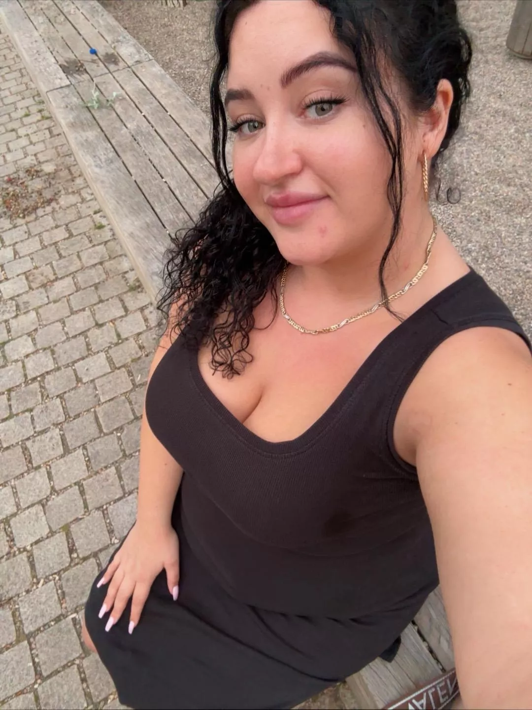 outside selfie, how do you like my dress? 🤩