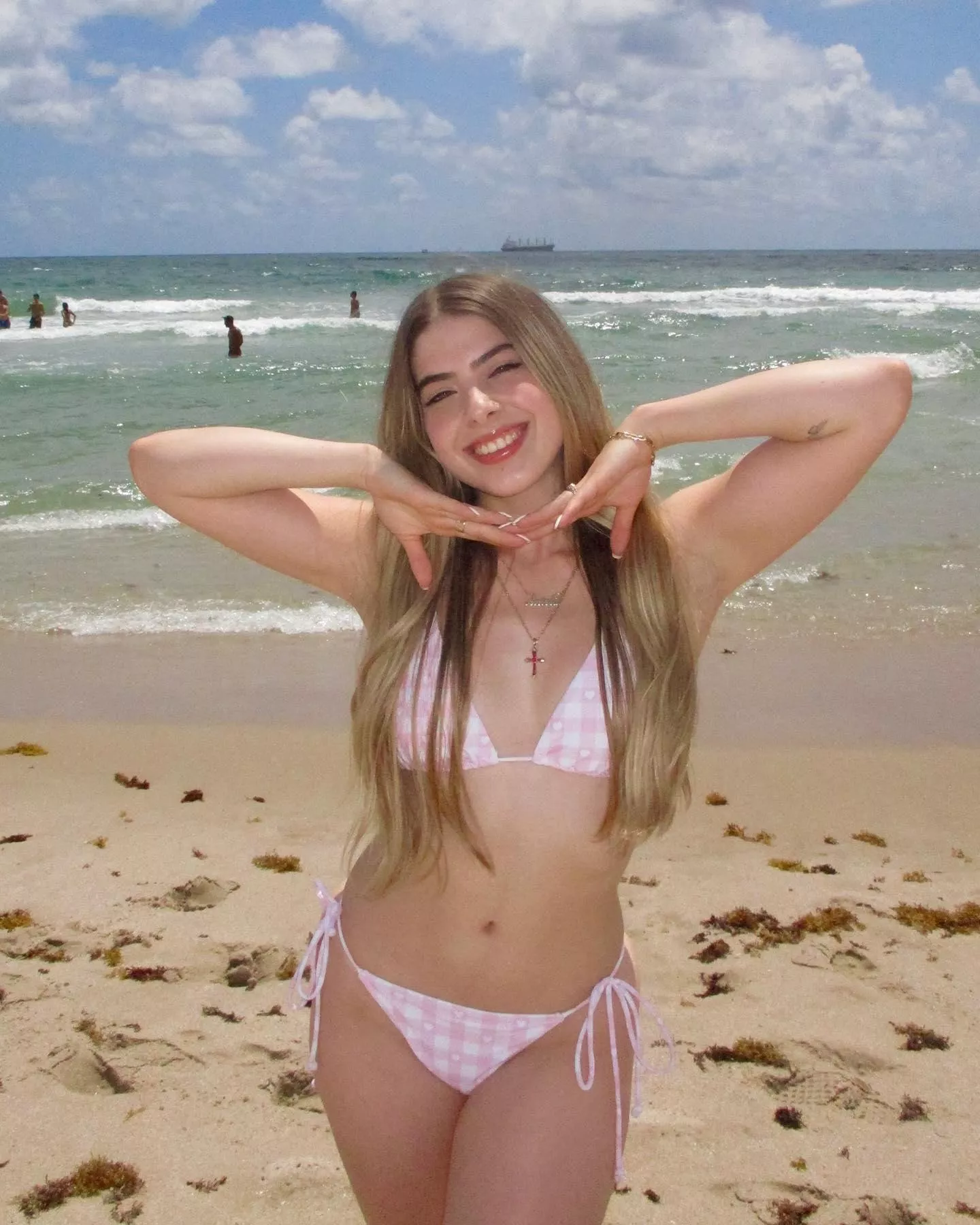 Aniela Diaz (@anielaldiaz)