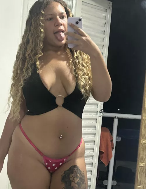 2004 latina girl.. what's your first impression