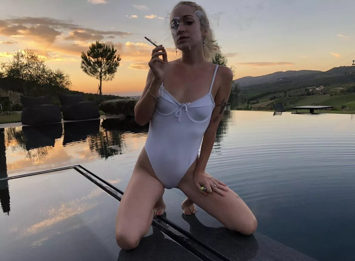 Come smoke with me daddy🥵🥵