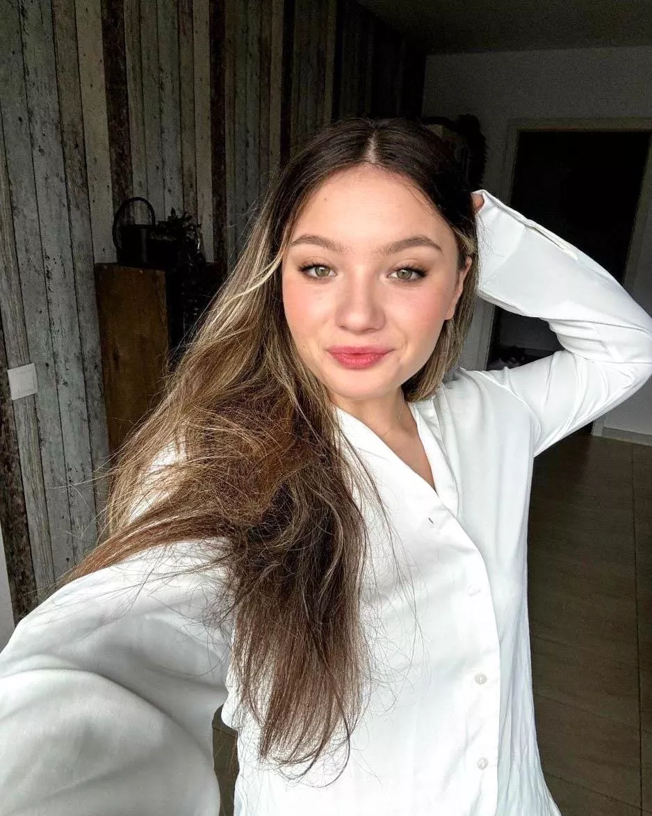 Exuding allure, one tress at a time