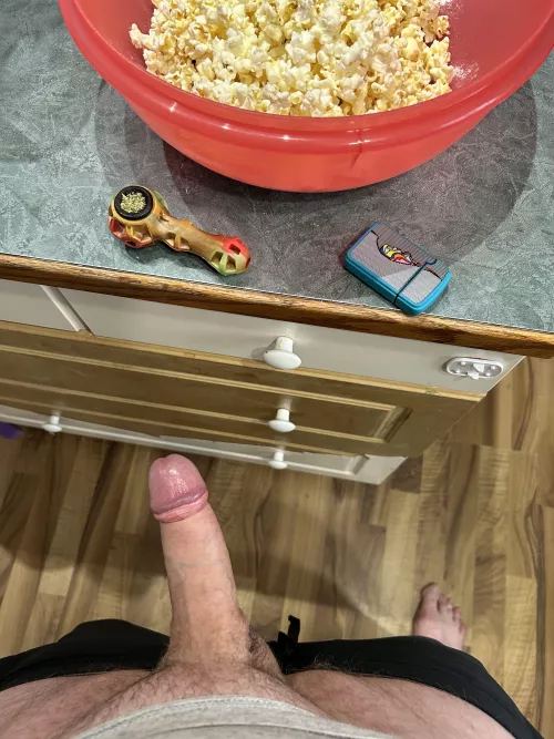 [m]mm who doesn’t love some fresh butter popcorn. Munchy time 
