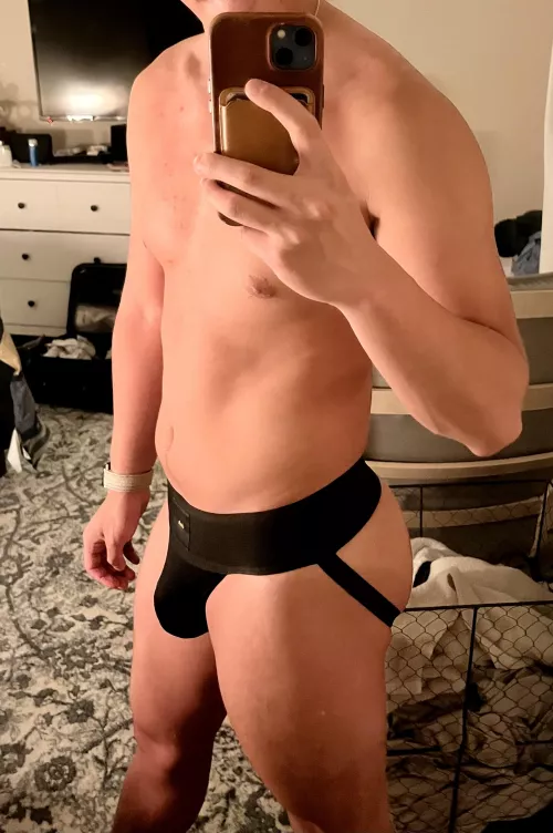 Someone teach me to pose in a mirror