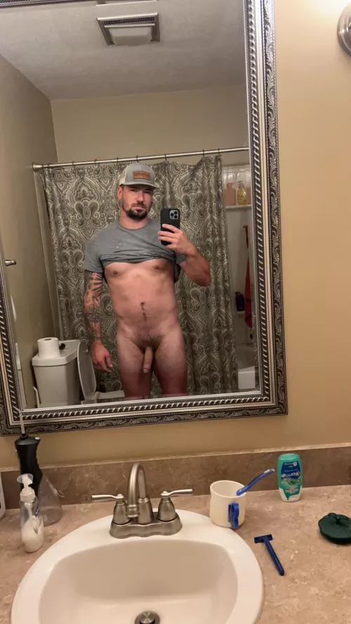 While I remodel one bathroom I take dick pics in the other. I hope the customer doesn’t mind. (29)