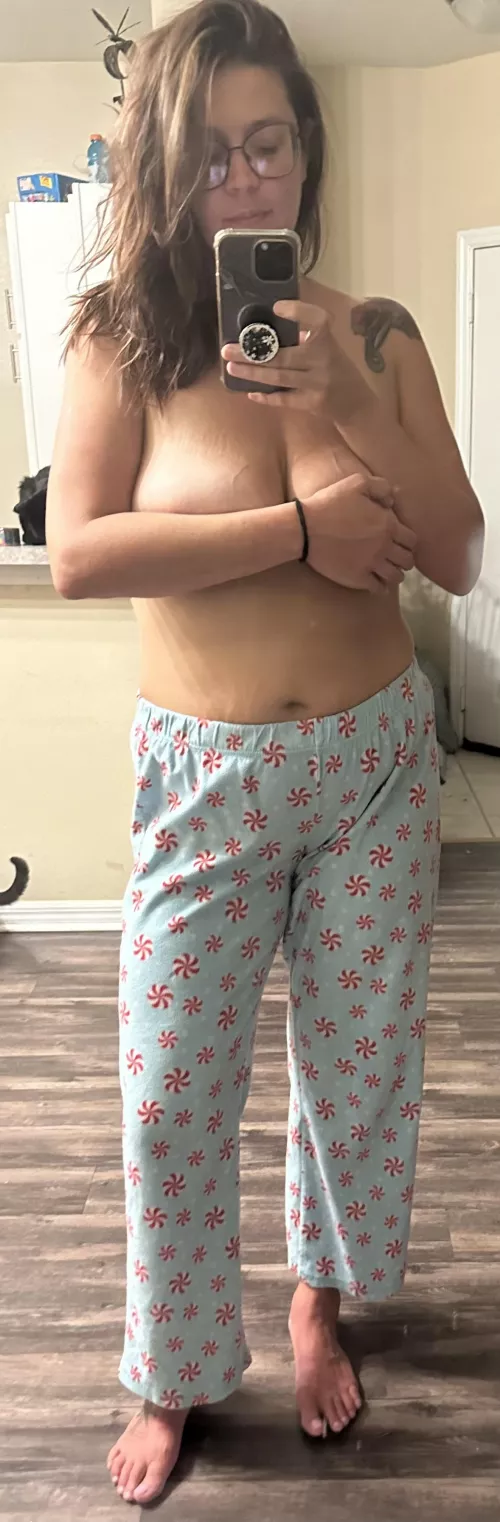 Christmas in June. 🎄💅🏻🤶🏻🫠