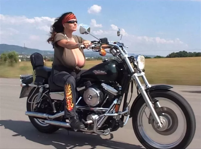 Je n'ai besoin de personne en Harley Davidson .....( Serge Gainsbourg for Brigitte Bardot Bardot and Milena Velba !!! ) ......Youtube ......