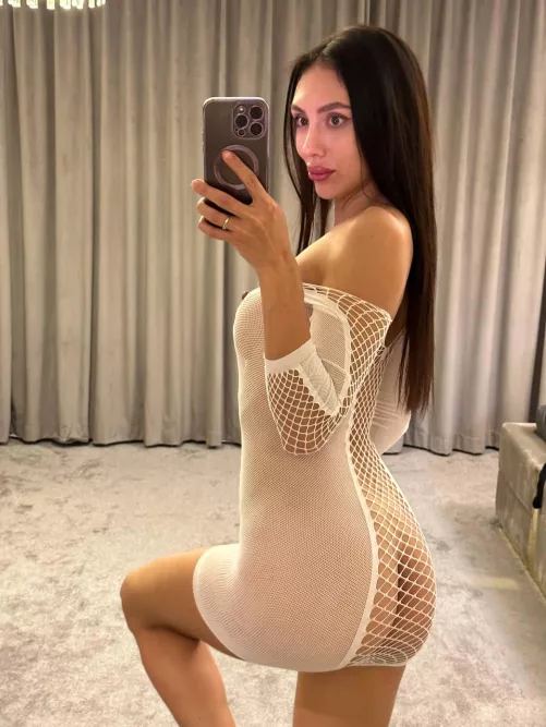 Juicy thighs without panties 