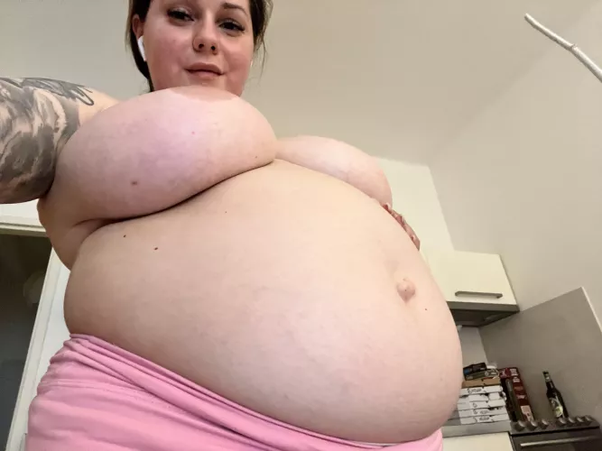 Look at my gut. Then look at the pile of pizza boxes behind me. Just do the math 🤭