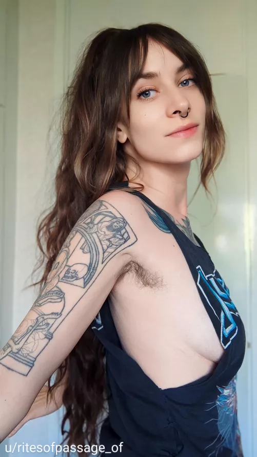 Side boobs are great and all but what about side hair? 