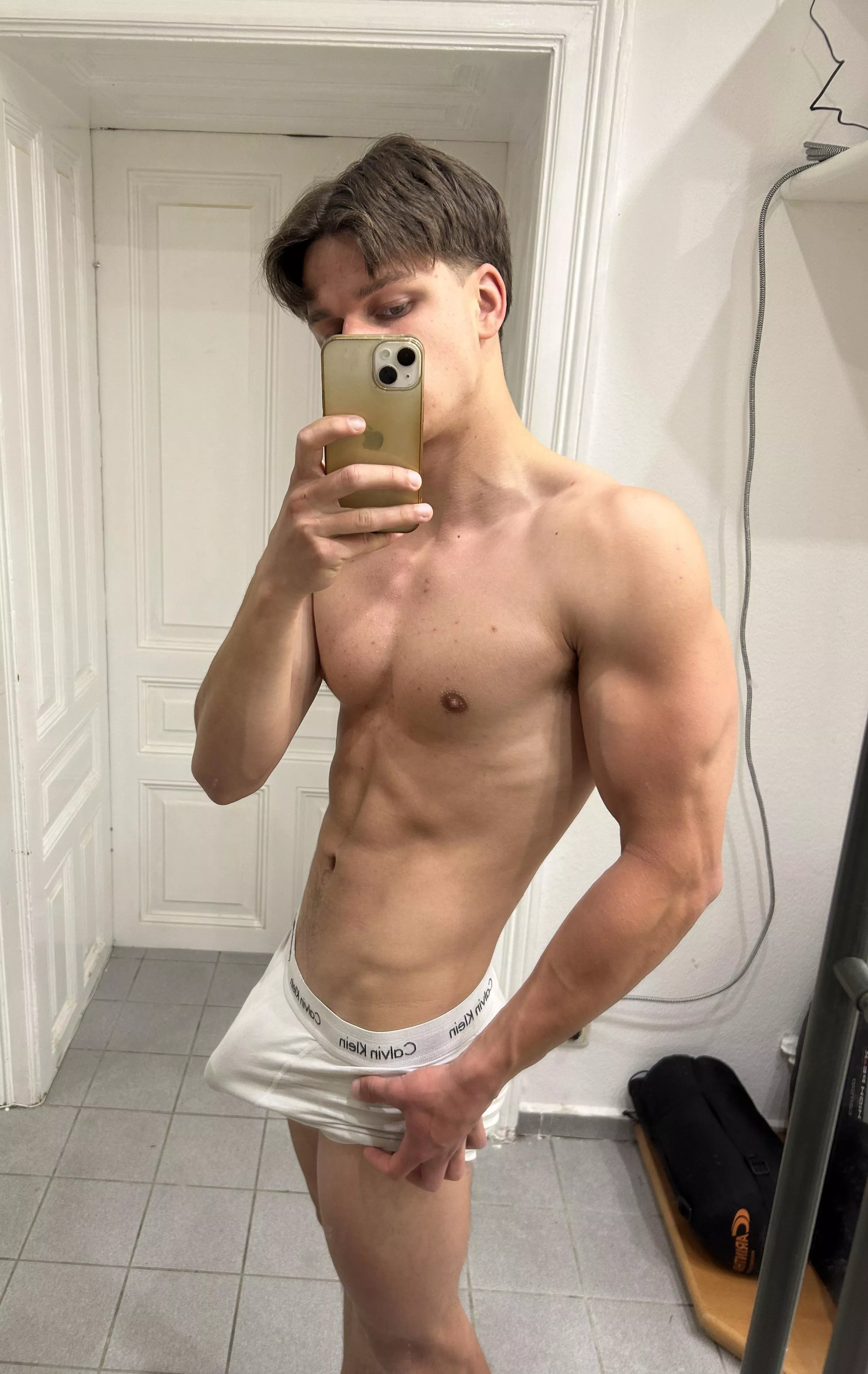 (19)Would you touch my bulge?