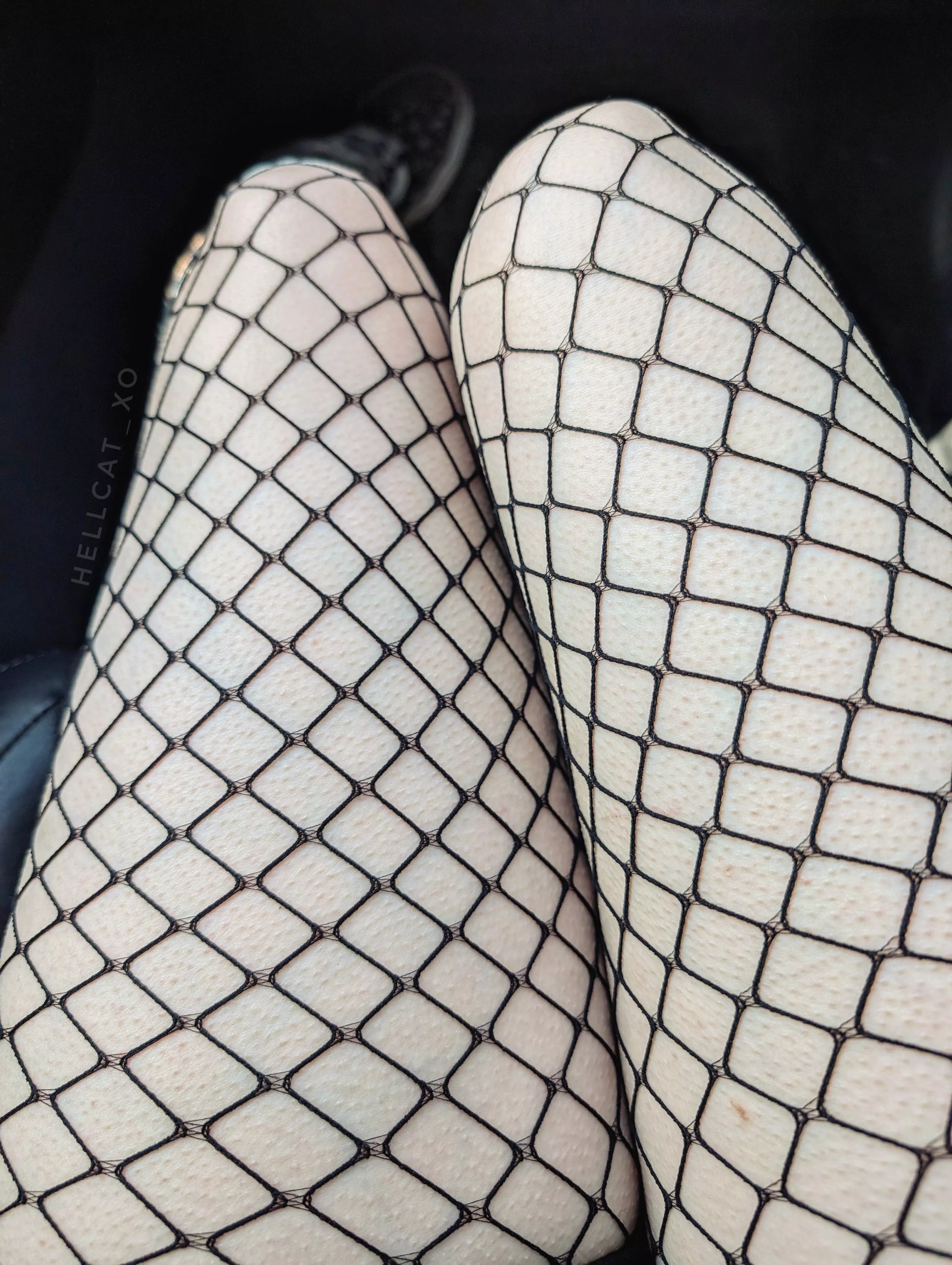 goosebumps are poppin under my fishnets