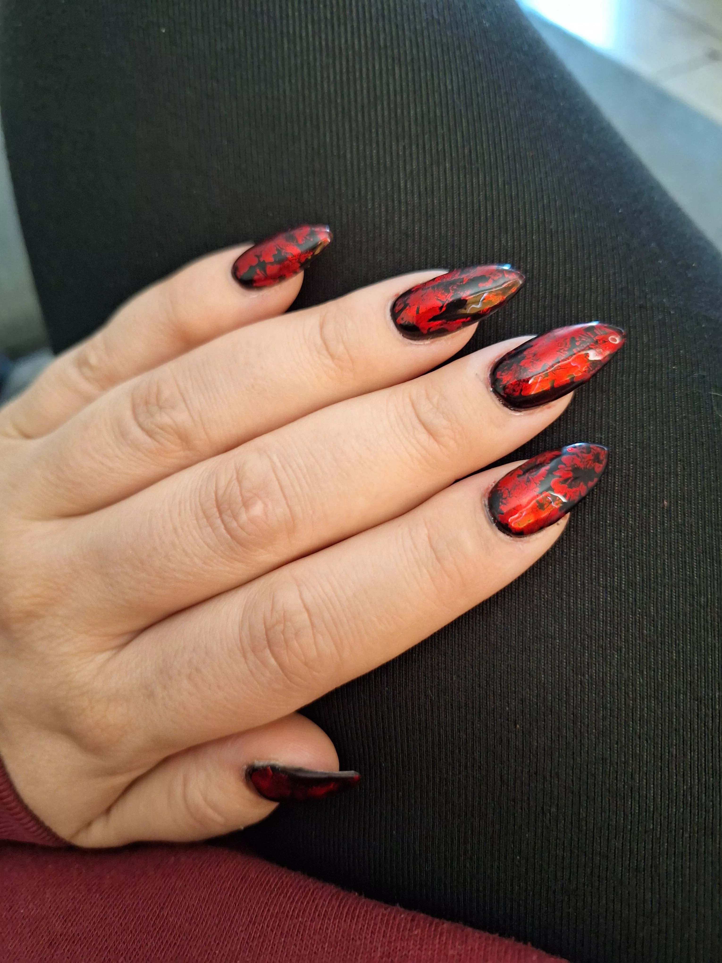 Loving my red nails 😍