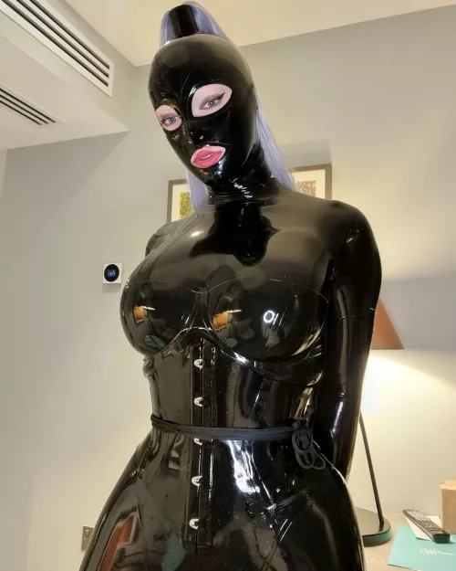 Thinking about going live somewhere whilst dressed up in the futue, would anyone be interested in watching? 👀😈