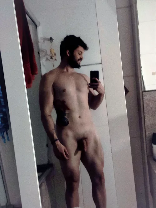 Does anyone else here enjoy being like this all day around the house??? 😌 I wish I could squat like this also....😏