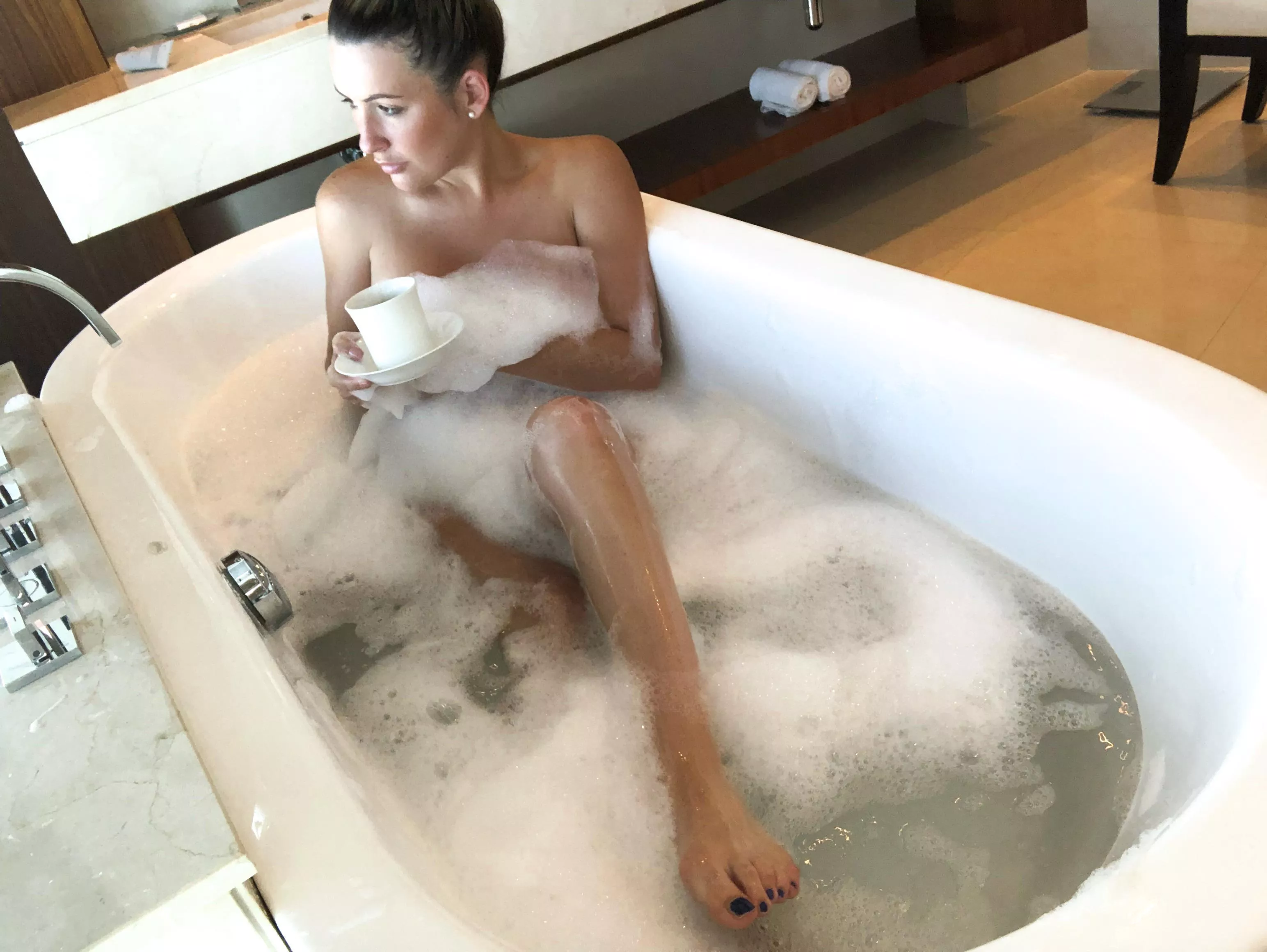 Hotel bath time ! Enough room for two ✈️💋