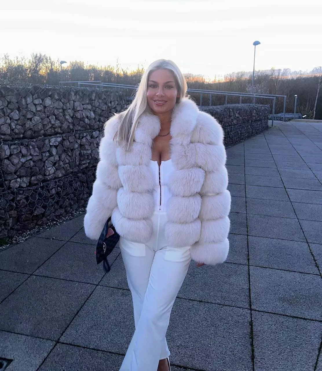 I feel like white is such a classy color, do you agree?