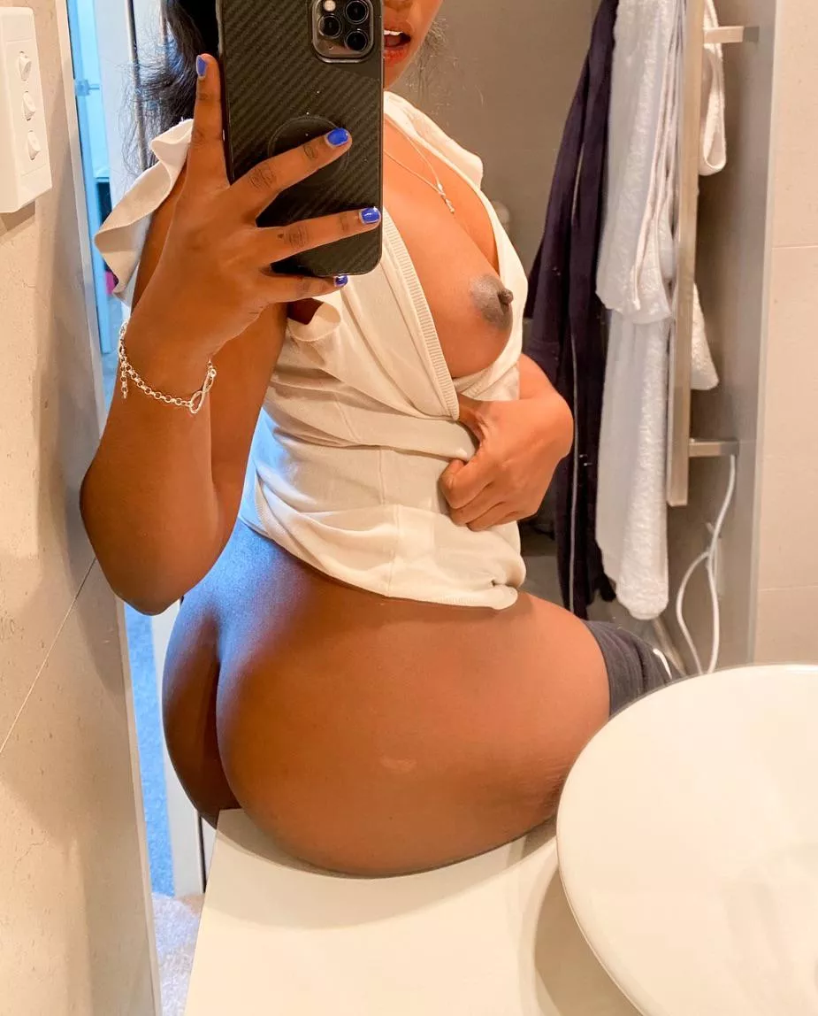 Do you like sucking titties ? 